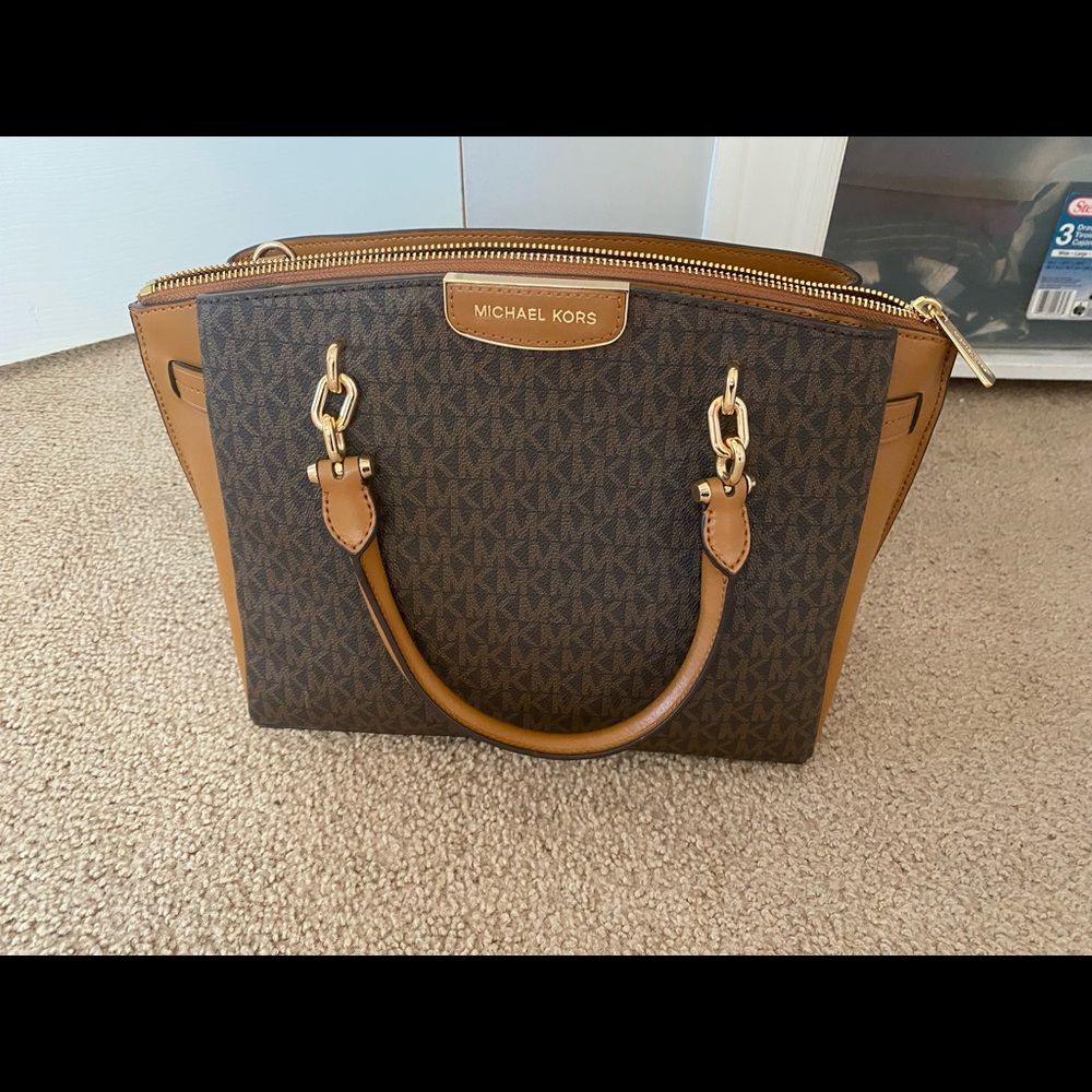 Brand new Michael Kors purse never used